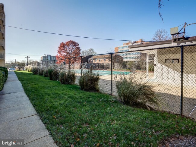 Building Photo - 200 N Maple Ave