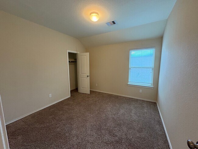 Building Photo - 4B2.5B Warm & Spacious Home in Remington R...