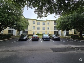 Building Photo - Great 2 Bed 1 Bath Ground floor condo in L...