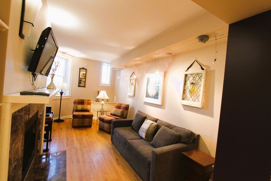 Building Photo - 2033 W Jarvis Ave