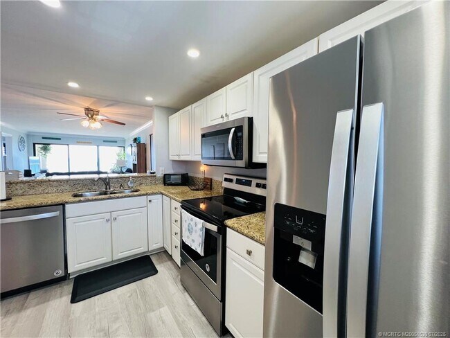 Building Photo - 10102 S Ocean Dr