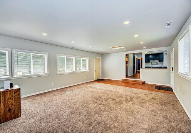 Building Photo - Bothell Rambler