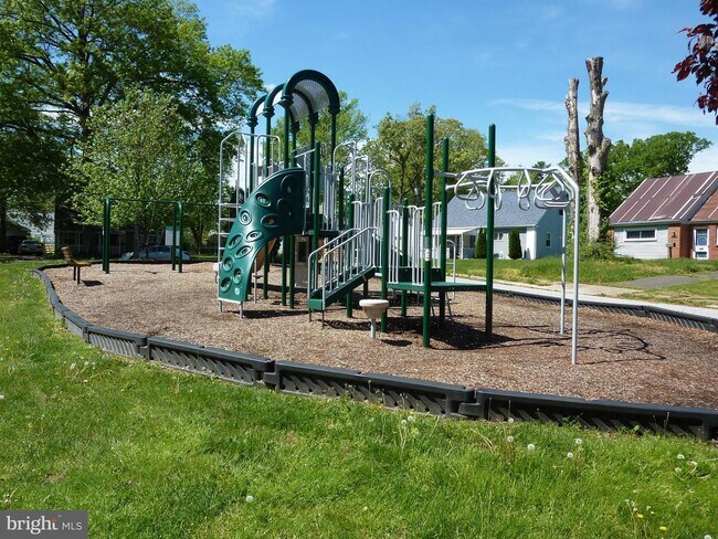 Building Photo - 18 Park Dr