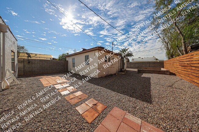 Building Photo - 2047 E Virginia Ave