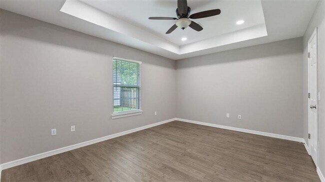 Building Photo - 905 SW Arrowhead Dr