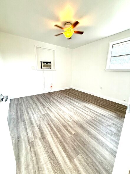Building Photo - 945 & 949 Helios Ave