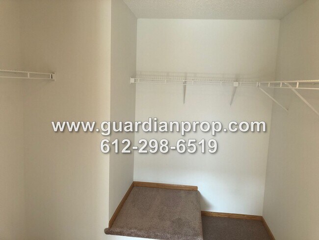 Building Photo - Shoreview Townhouse Available October 1, Open Floor Plan, Jacuzzi Tub, Fireplace, Attached Garage
