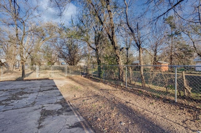 Building Photo - 2 Bed, 1 Bath Ready for Rent!