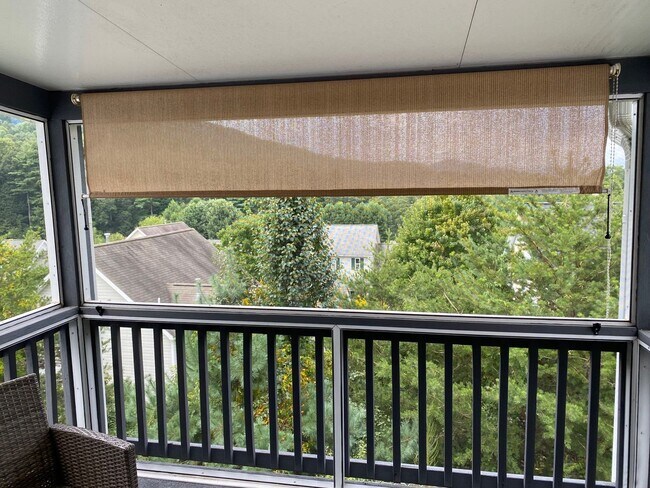 Building Photo - West AVL - Spacious Home in Scenic Bluff Subdivision