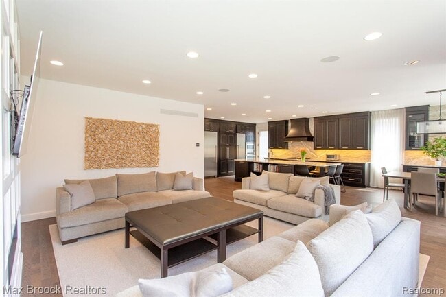 Building Photo - 25925 York Rd