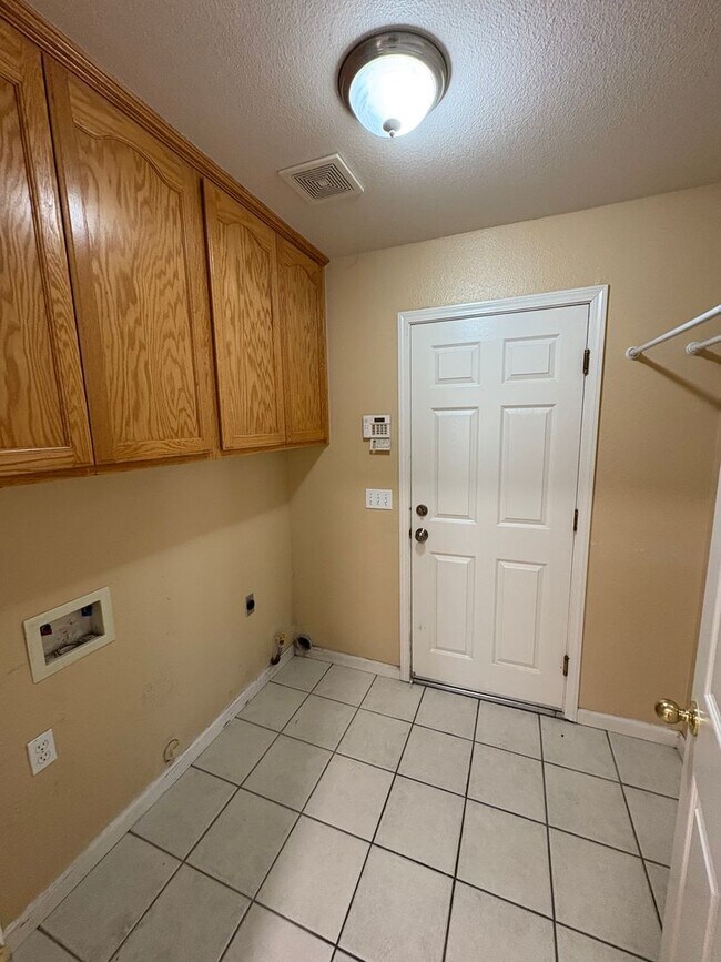 Building Photo - Beautiful 4 Bedroom coming soon!