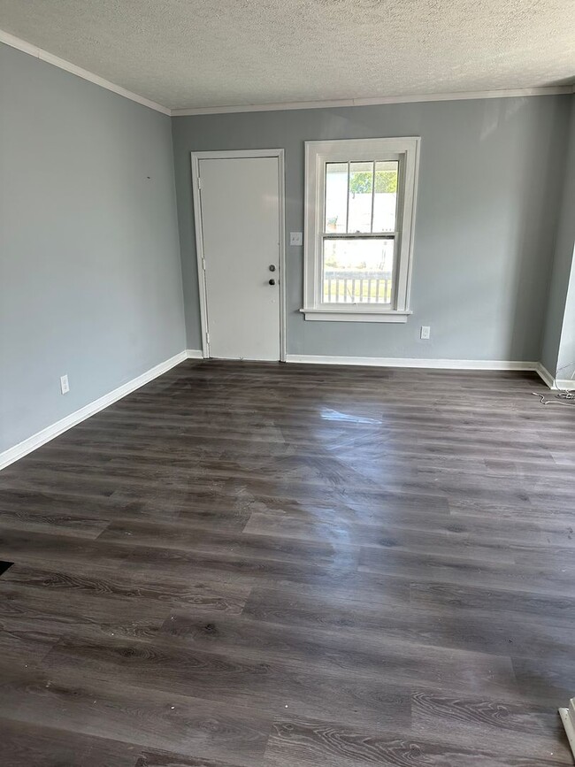 Building Photo - BEAUTIFUL 2 BEDROOM 1 BATH NEWLY REMODELED