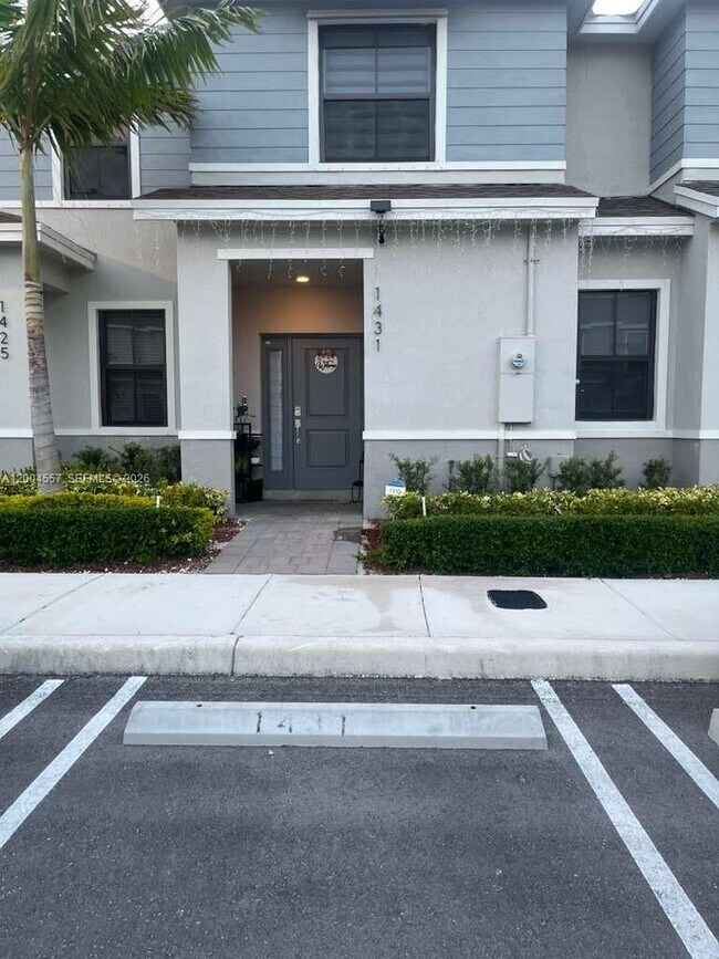 Building Photo - 1431 NE 3rd Ave