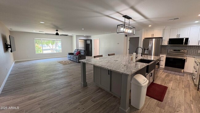 Building Photo - 4422 W Greenway Rd