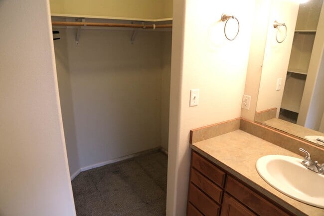 Building Photo - Single Level 4 bed 2 bath home