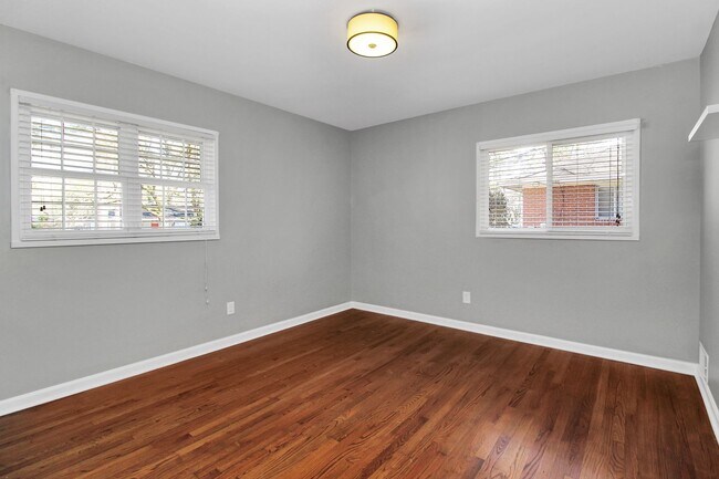 Building Photo - 3 bedroom 2 bath home in a great area filled with tons of extras you will LOVE!