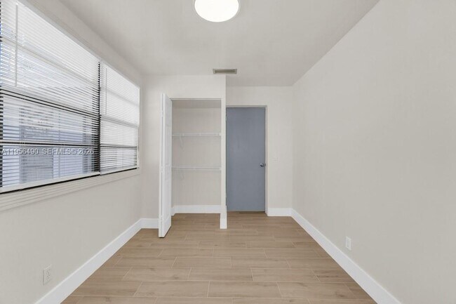 Building Photo - 1101 NE 24th Ct