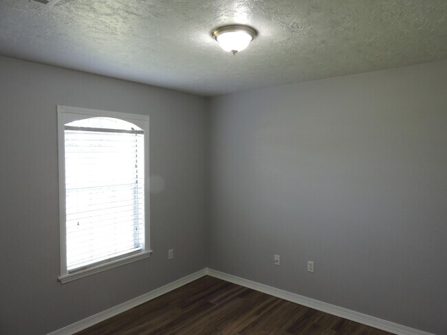Building Photo - 211 Westview Dr