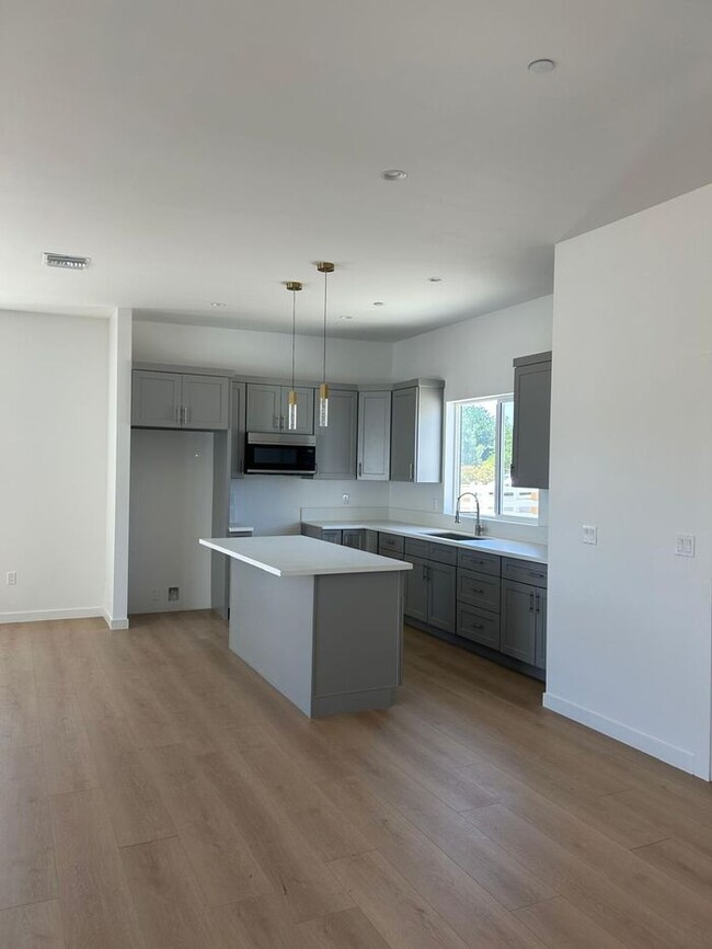 Building Photo - Stunning 3 Bedroom 2 Bathroom House for Re...