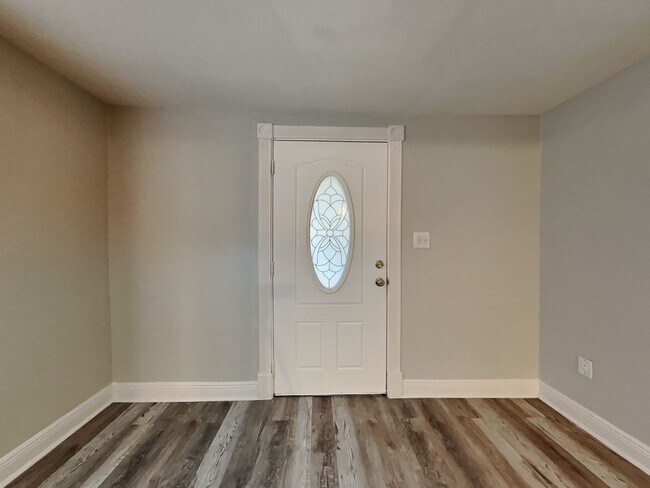 Building Photo - Charming 3 Bed Home with Fenced Yard in Tampa, FL