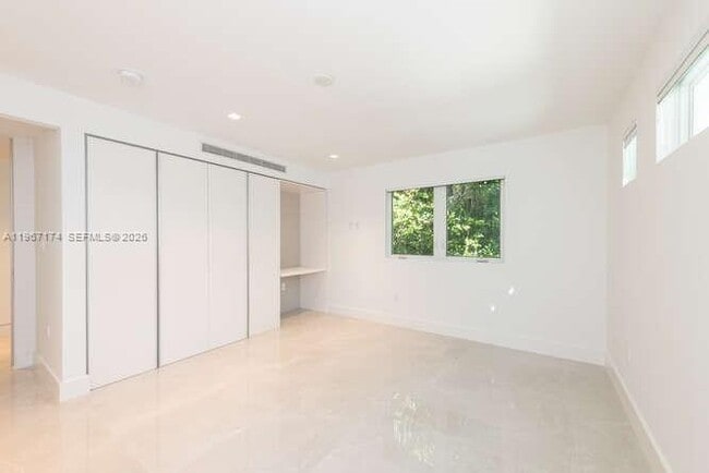 Building Photo - 1325 Bay Dr