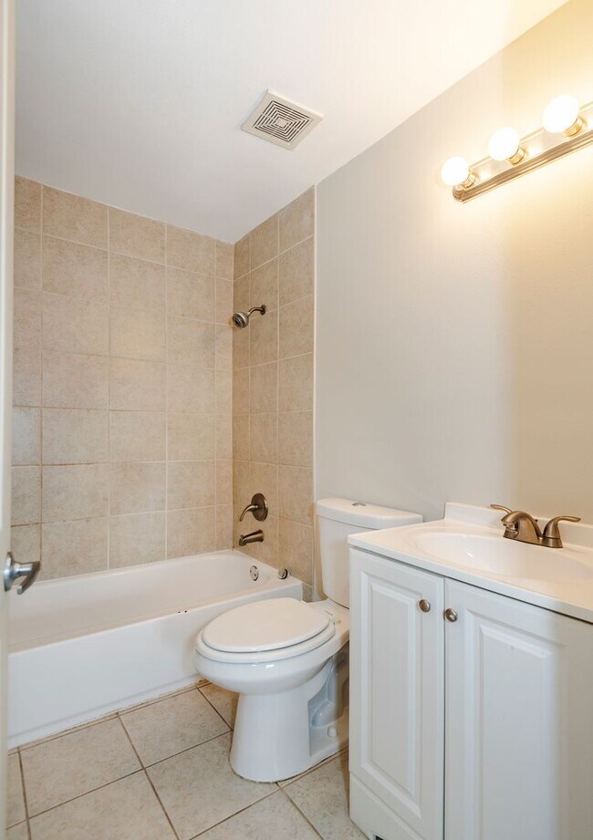 Building Photo - Lovely 3 Bedroom 2 Bathroom Home