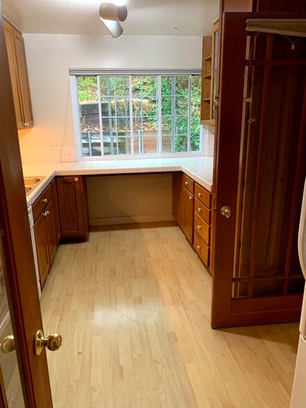 Kitchen with dining bar - 111 Sequoia Ave