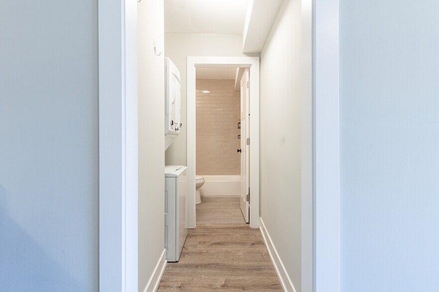 Building Photo - 525 W Surf St