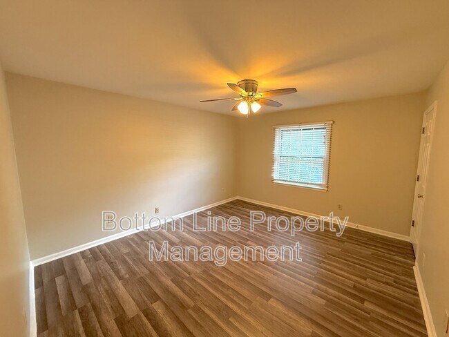 Building Photo - 2336 Kenmore Ave
