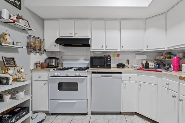 Building Photo - 587 70th St