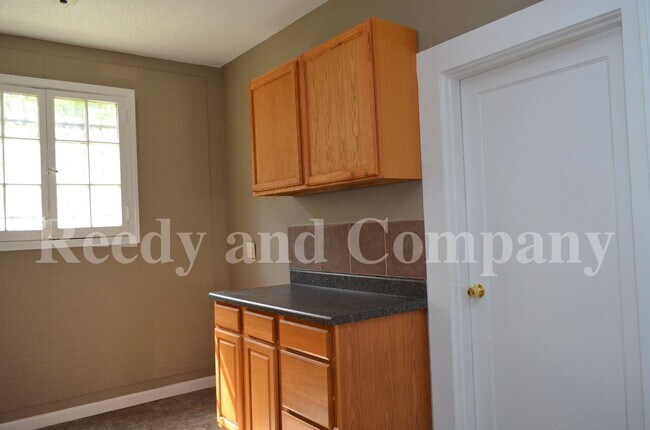 Building Photo - FIRST MONTH FREE; Adorable Duplex in Crosstown Area!