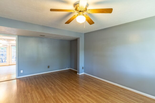 Building Photo - 110 Woodlake Dr