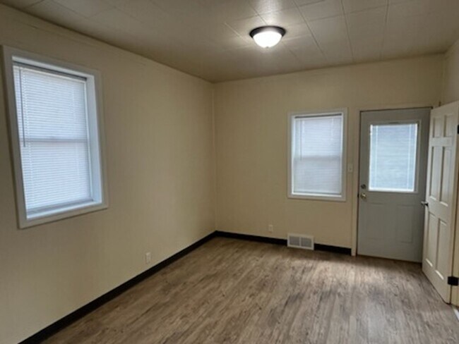 Building Photo - E0272 WI-54
