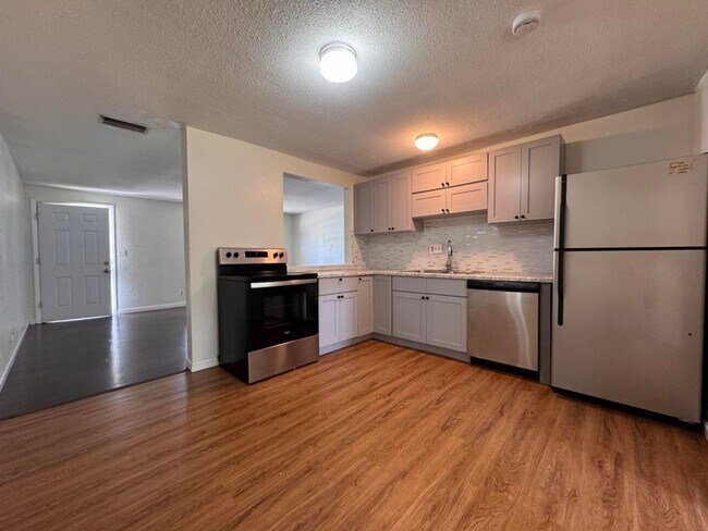 Building Photo - Updated 2 bedroom in South Daytona