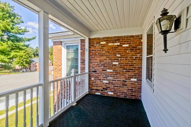 Building Photo - 40 Yorktown Dr