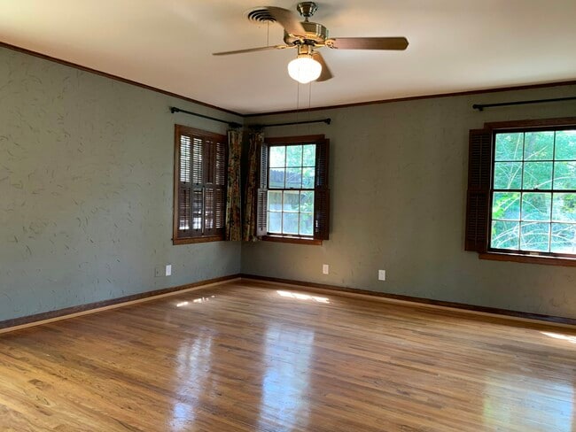 Building Photo - 5590 Clinton St