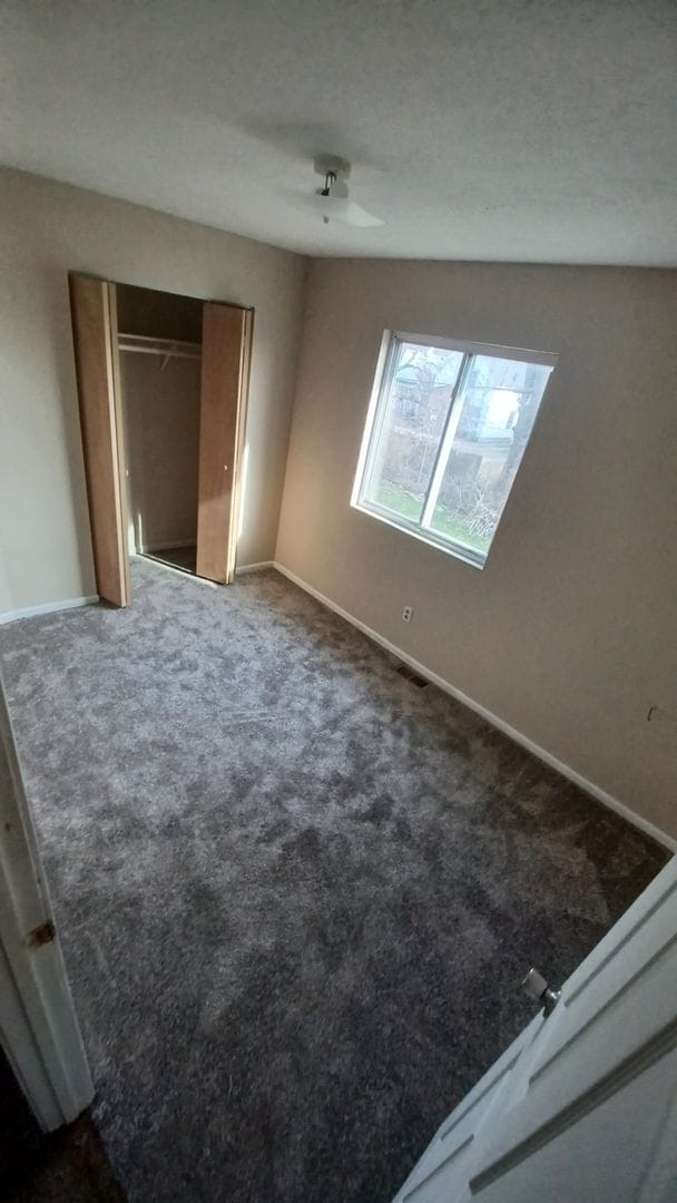 Building Photo - Spacious 4 Bedroom 2 bath house located ne...