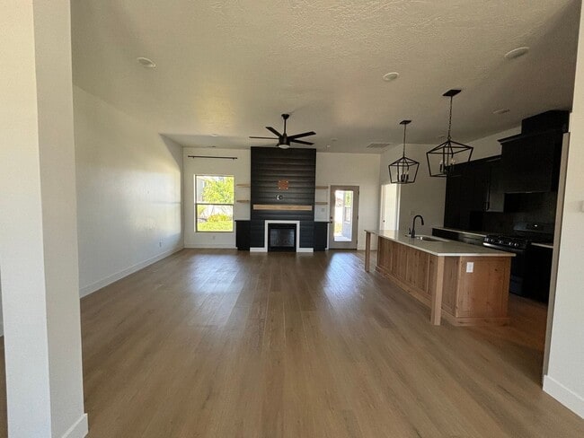 Building Photo - Beautiful Custom Home!
