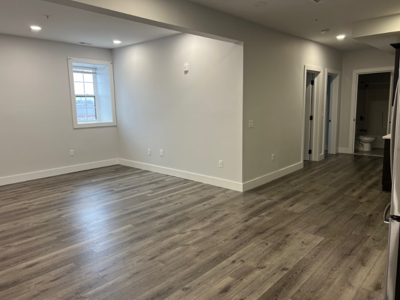 Building Photo - 369 Haverhill St