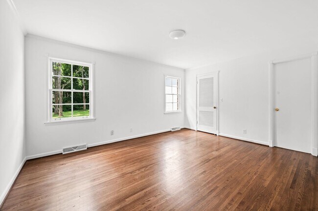 Building Photo - Charming 3BR/2.5BA Ranch-Style Home in the...