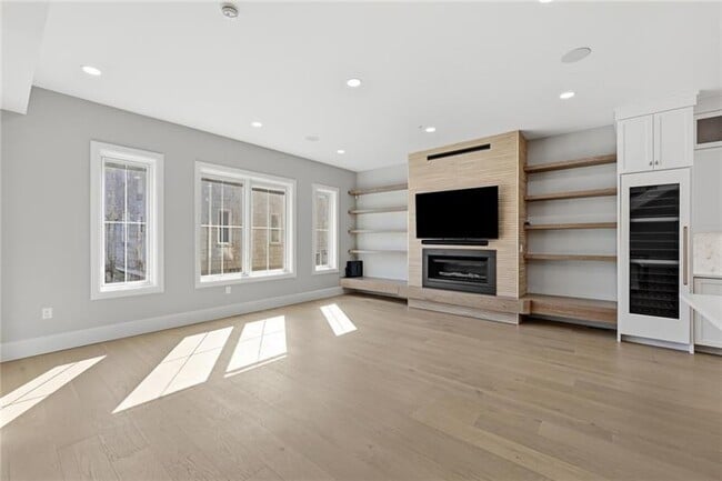 Building Photo - 5133 Fifth Ave