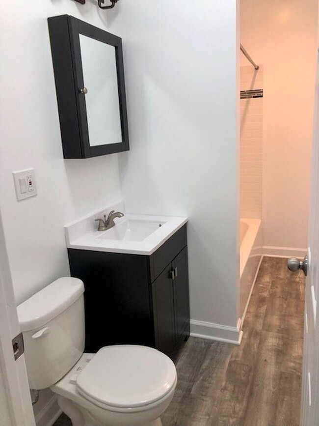 Building Photo - 1 bedroom in Chicago IL 60657