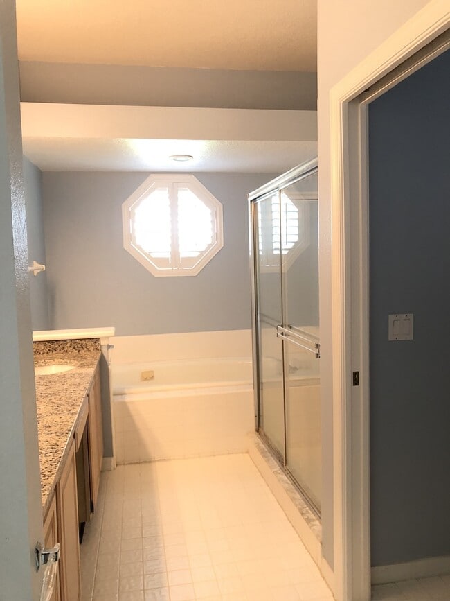 Building Photo - Beautiful Home with Water View in Eastwood!