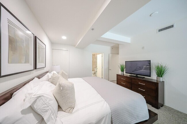 Building Photo - 7121 E Rancho Vista Dr