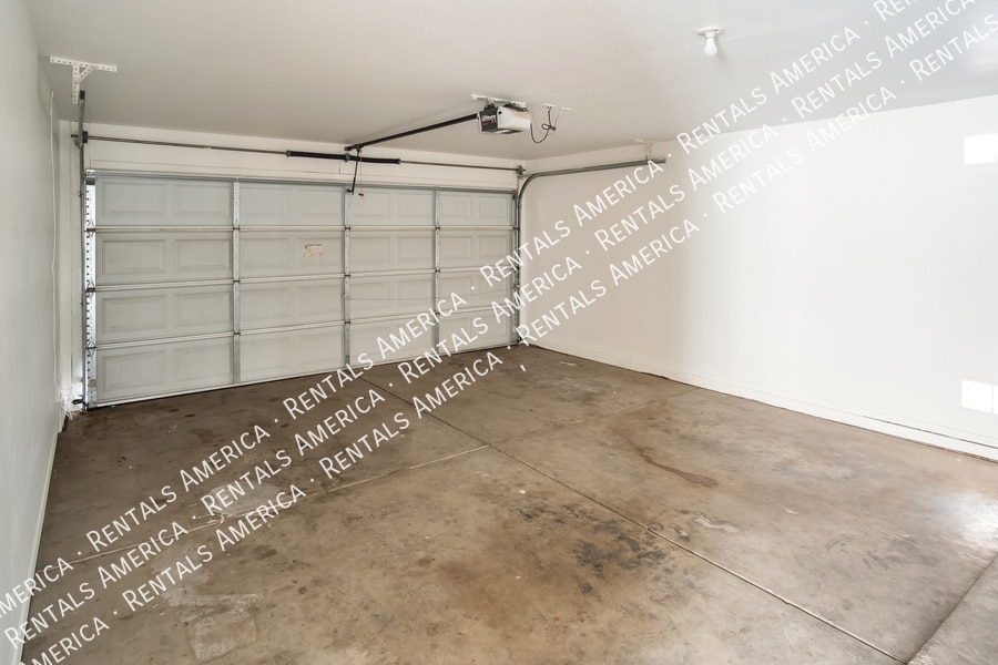 Building Photo - 1200 W Kingbird Dr