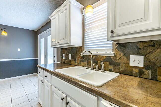 Building Photo - Beautiful House with Extra Room!