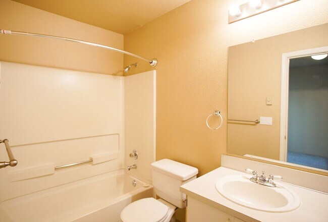 Building Photo - Spacious 2 Bed-2 Bath Flat in SW Portland Ready Mid-April!