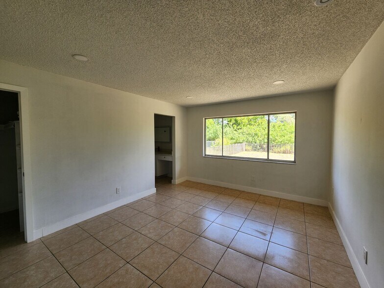 Building Photo - REMODELED 2 bedroom 2 bathroom in NE Cape Coral