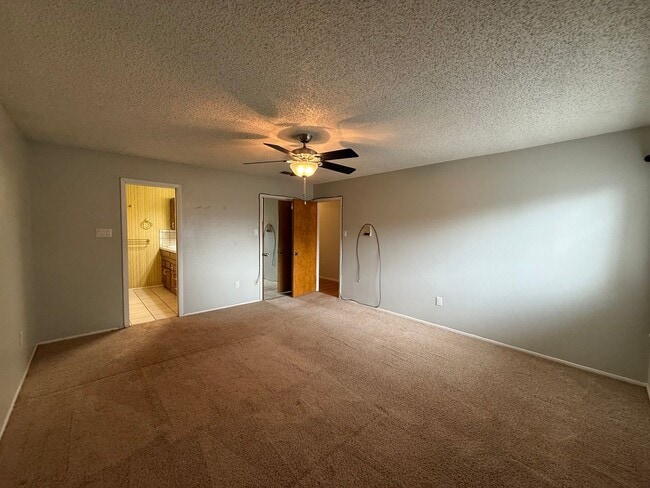 Building Photo - 3 Bed 3 Bath spacious home, with extra craft room, Lovely Backyard