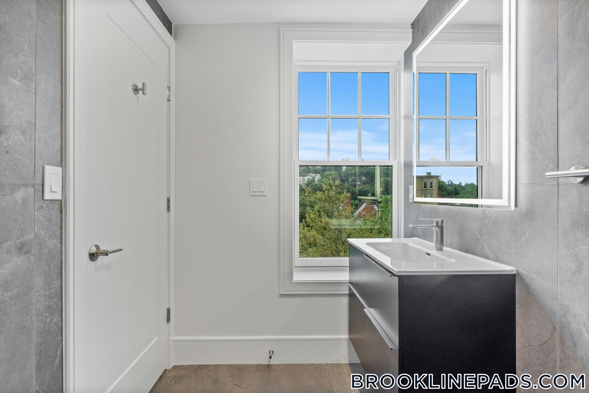 Building Photo - 1580 Beacon St